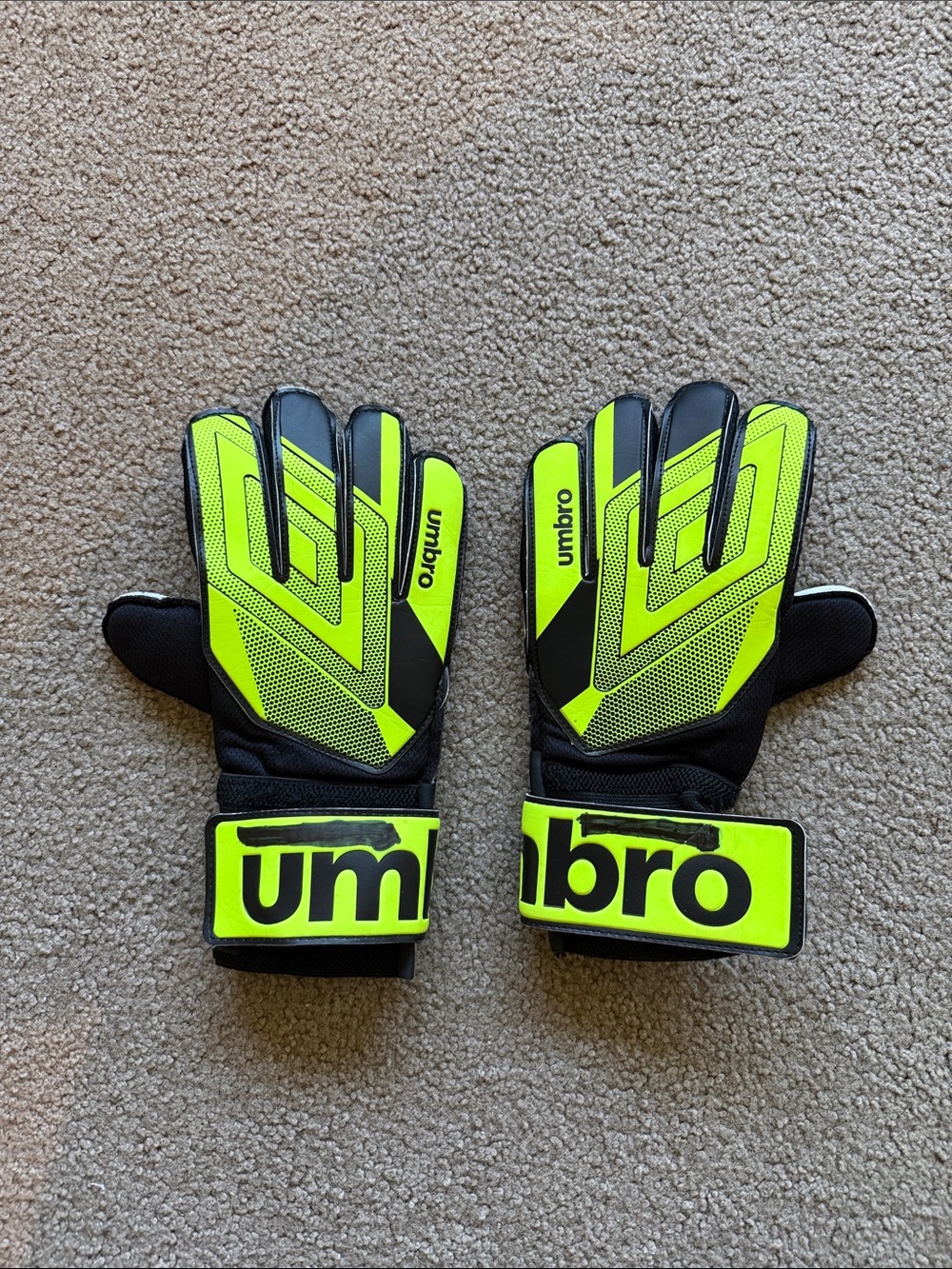 Umbro Neon Yellow and Black Goalkeeper Gloves